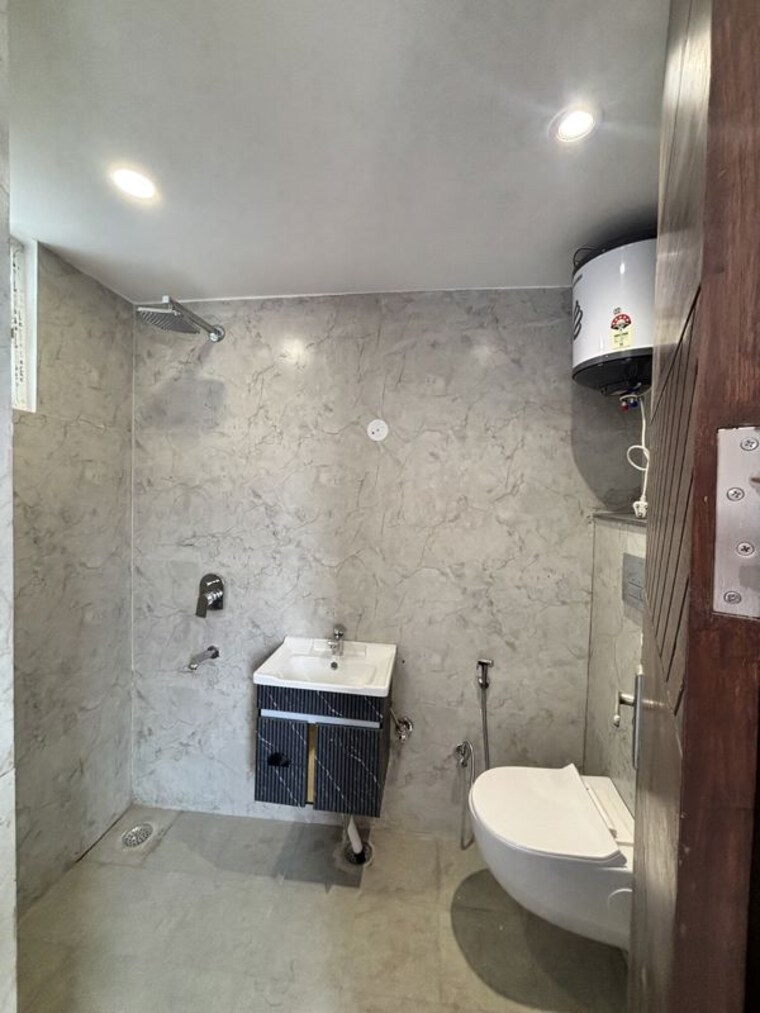 Attached Bathroom, chattarpur 3 Bedroom 135 Sq.Yd. Builder Floor In Chattarpur Delhi 10699334