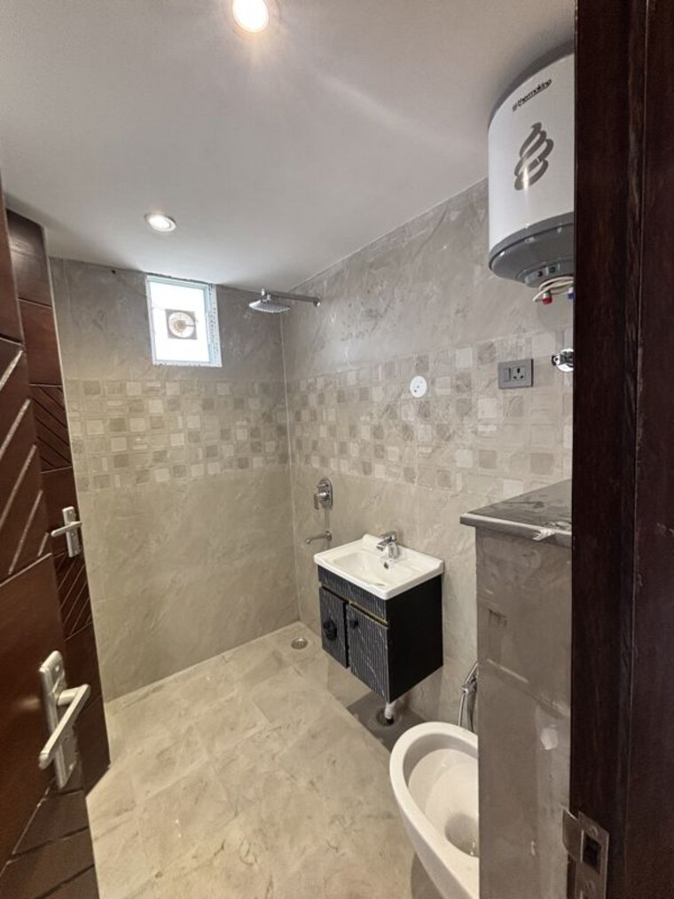 Attached Bathroom, chattarpur 3 Bedroom 135 Sq.Yd. Builder Floor In Chattarpur Delhi 10699334
