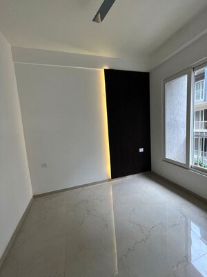 Room in 3 BHK Apartment at Smart World Orchard, Sector 61 – for Sale