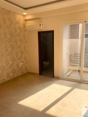 Room in 3 BHK Apartment at HLP Palmillas, Vip Road – for Rent