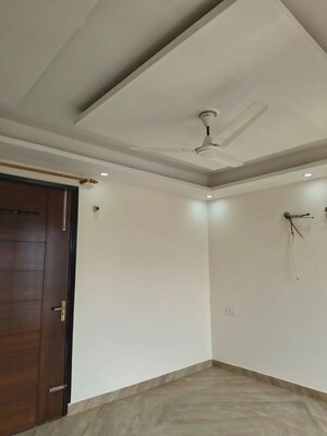 Room in 3 BHK Builder Floor at Sector 52 – for Rent