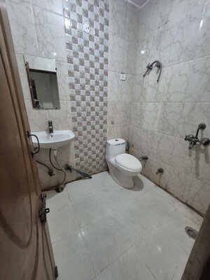 Bathroom in 2.5 BHK Builder Floor at Mayur Vihar – for Rent