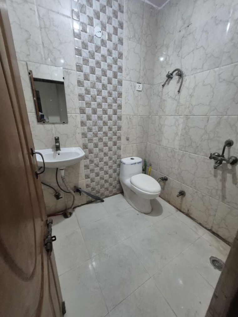 Bathroom, mayur vihar 2.5 Bedroom 650 Sq.Ft. Builder Floor In Mayur Vihar Delhi 10699575