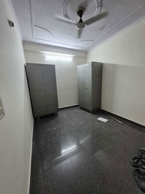 Furnished Amenities in 2.5 BHK Builder Floor at Mayur Vihar – for Rent