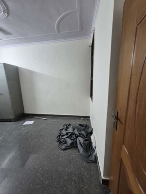 Attached Bathroom in 2.5 BHK Builder Floor at Mayur Vihar – for Rent