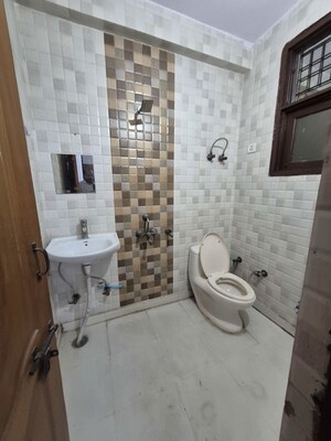 Washroom in 2.5 BHK Builder Floor at Mayur Vihar – for Rent