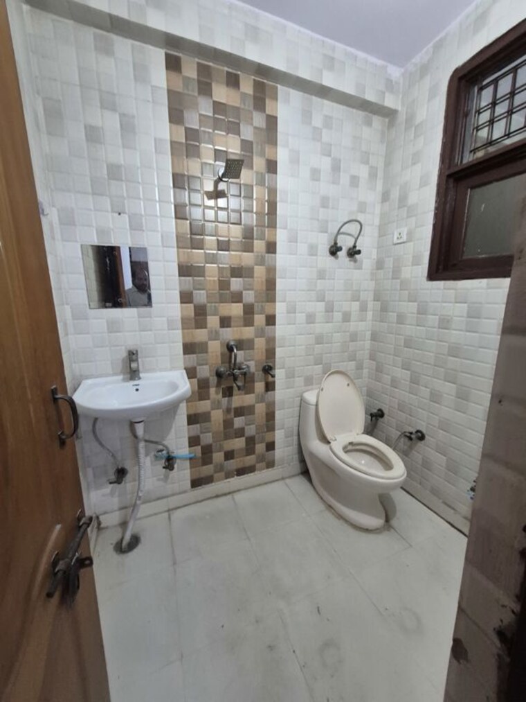 Washroom, mayur vihar 2.5 Bedroom 650 Sq.Ft. Builder Floor In Mayur Vihar Delhi 10699575