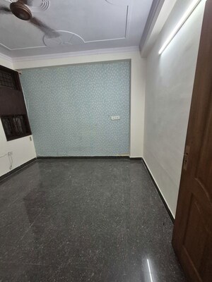 Furnished Amenities in 2.5 BHK Builder Floor at Mayur Vihar – for Rent