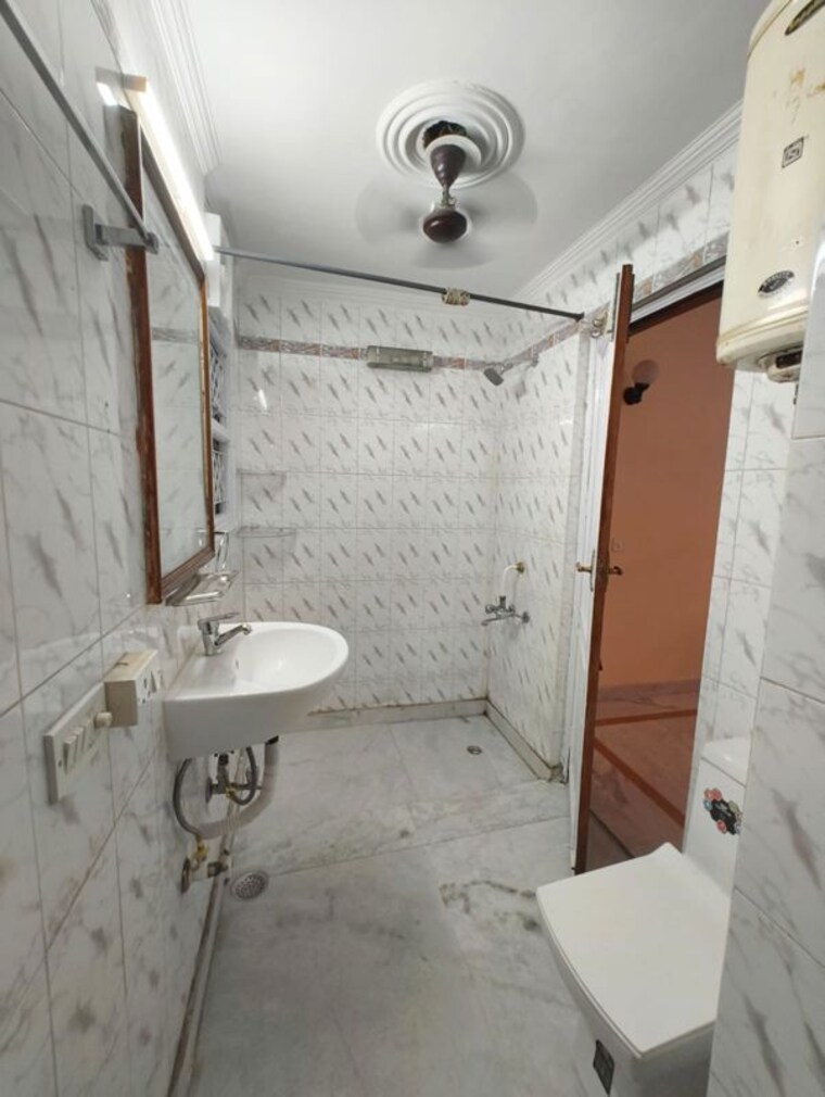 Bathroom, kalkaji 3 Bedroom 200 Sq.Yd. Builder Floor In Kalkaji Delhi 10699647