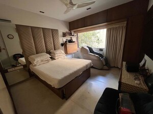 Room in 2 BHK Apartment at Cuffe Parade – for Sale