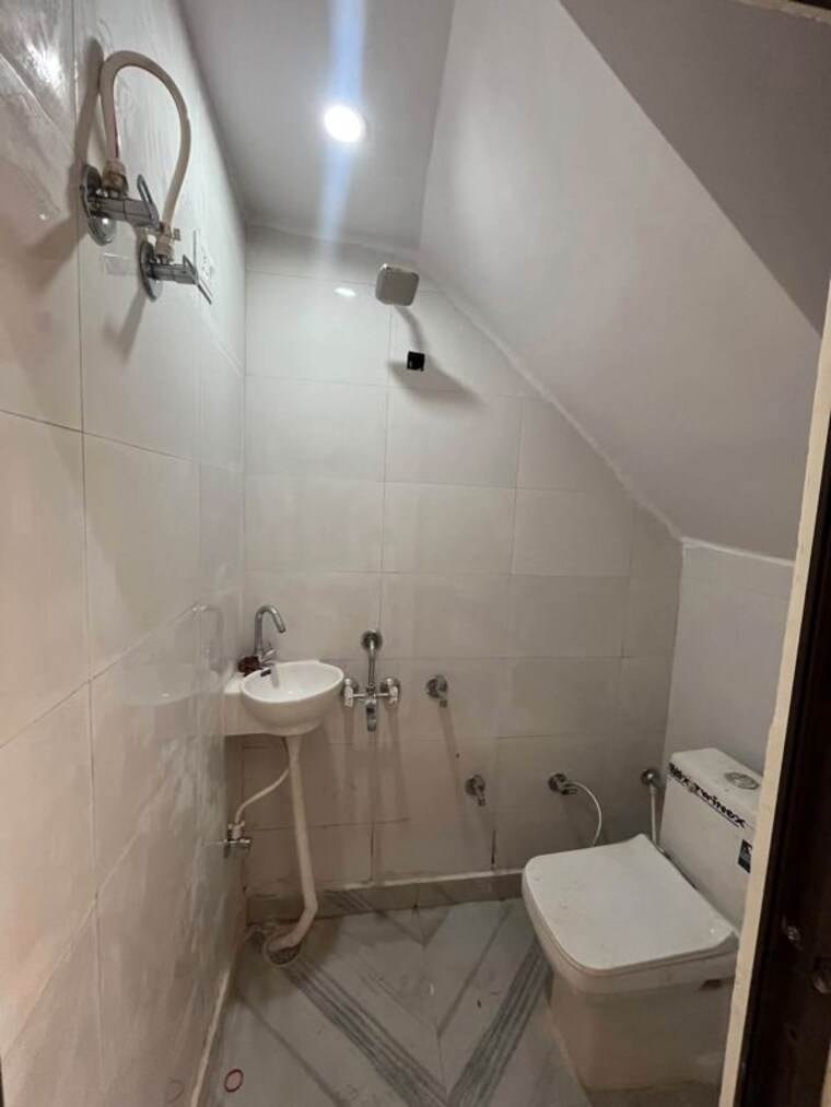 Bathroom, uttam nagar 3 Bedroom 235 Sq.Ft. Independent House In Uttam Nagar Delhi 10699745