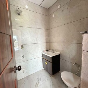 Bathroom in 3 BHK Apartment at Carter Apatment, Pali Hill – for Rent