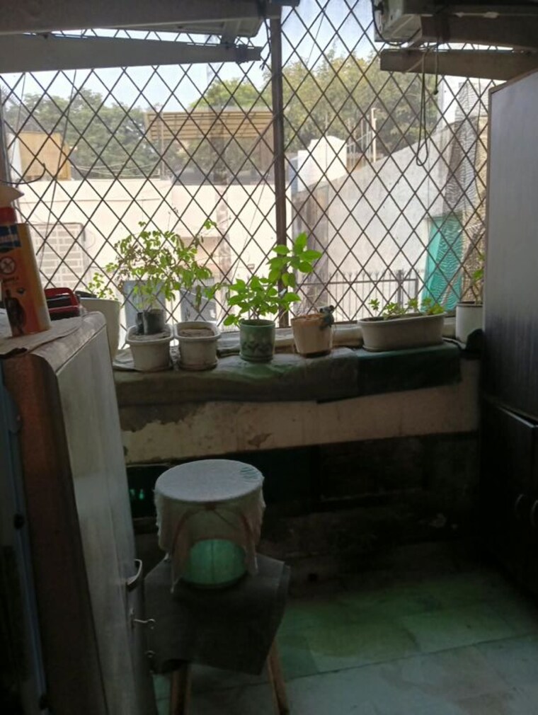 Bathroom, chittaranjan park 3 Bedroom 160 Sq.Yd. Builder Floor In Chittaranjan Park Delhi 10700013