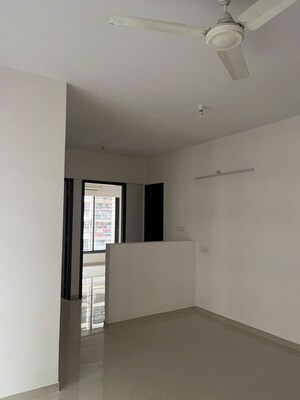 Room in 3 BHK Apartment at Marathon Monte South, Byculla West – for Rent