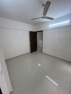 Room in 3 BHK Apartment at Marathon Monte South, Byculla West – for Rent