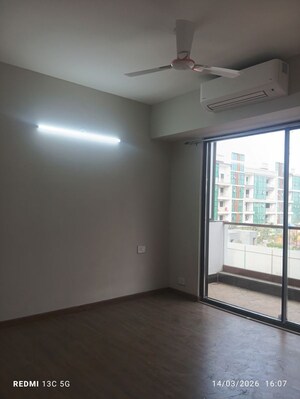 Room in 3 BHK Apartment at Signature Global City 63A, Sector 63a – for Rent