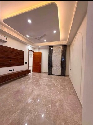 Room in 4 BHK Builder Floor at Chattarpur – for Rent