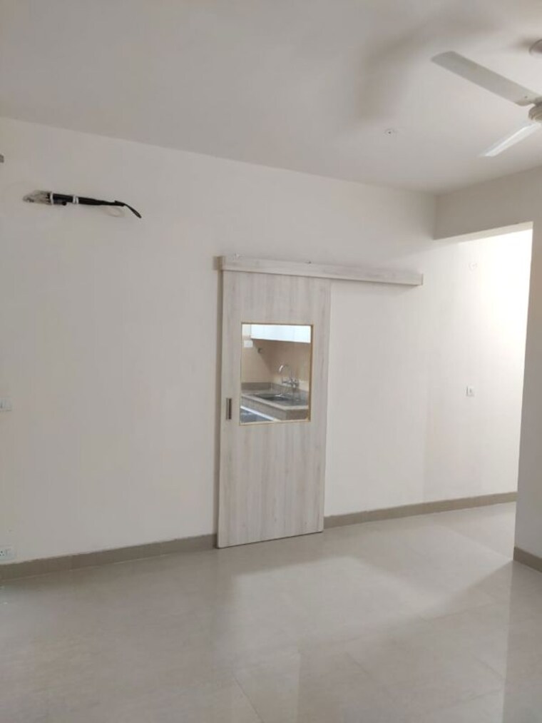 Room, emaar-emerald-estate 2.5 Bedroom 1200 Sq.Ft. Apartment In Sector 65 Gurgaon 10700114