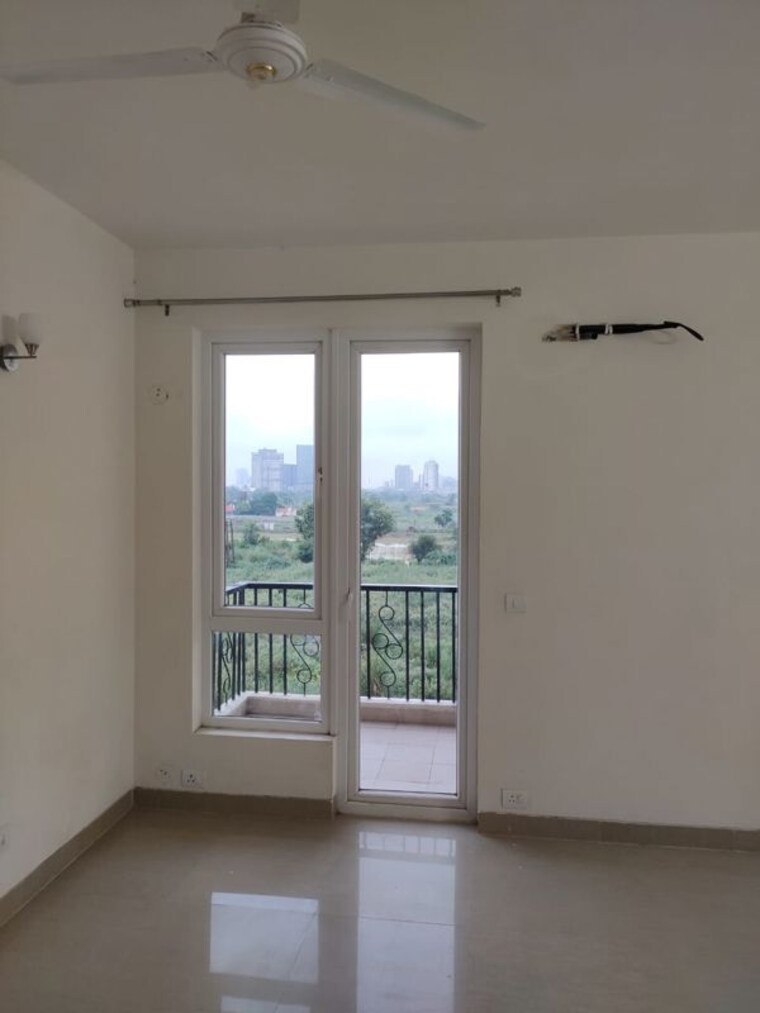 Room, emaar-emerald-estate 2.5 Bedroom 1200 Sq.Ft. Apartment In Sector 65 Gurgaon 10700114