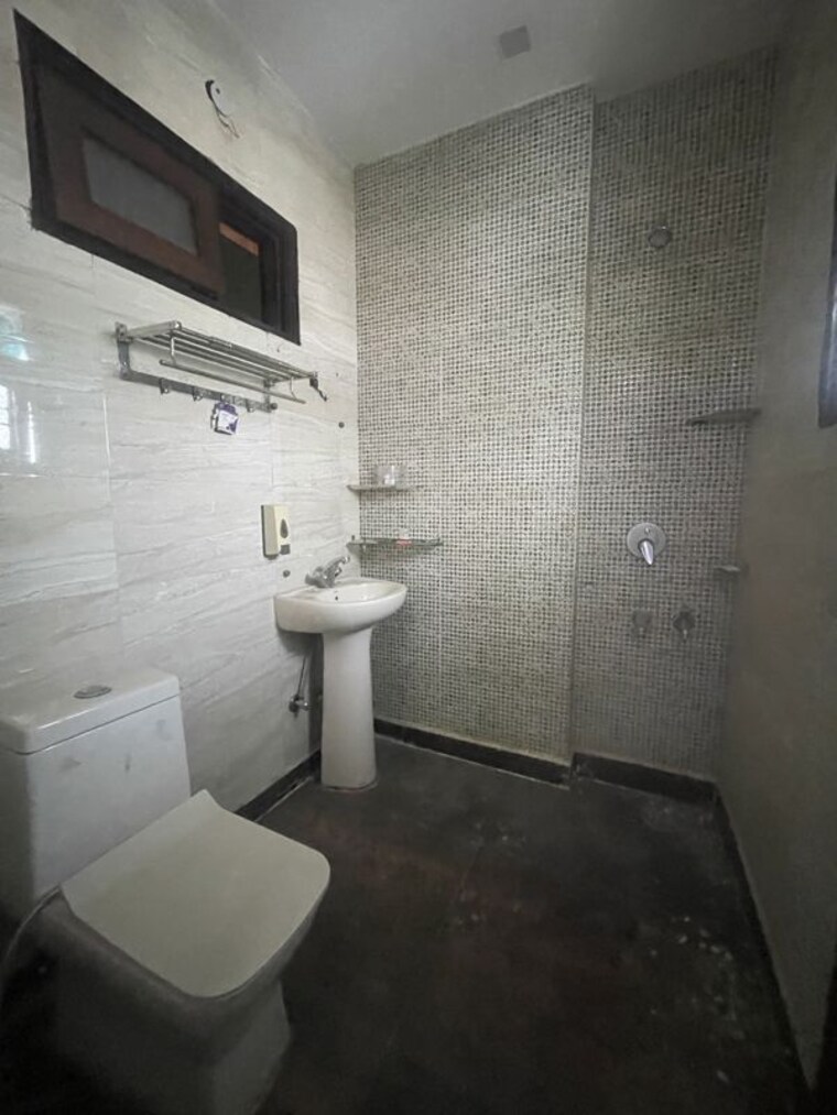 Bathroom, rohini sector 25 3 Bedroom 800 Sq.Ft. Builder Floor In Rohini Sector 25 Delhi 10700115