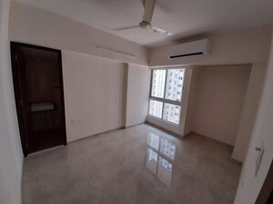 Room in 2 BHK Apartment at Lodha Amara, Kolshet Road – for Rent
