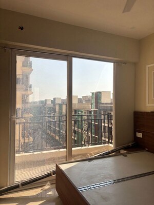 Room in 2 BHK Apartment at Signature Global Prime, Sector 63a – for Rent