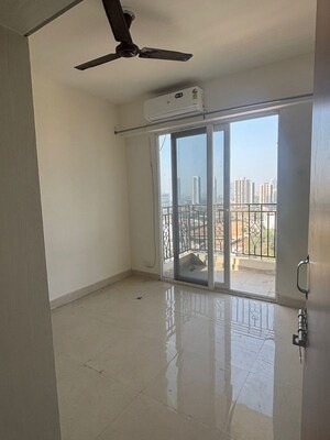 Room in 2 BHK Apartment at Signature Global Prime, Sector 63a – for Rent