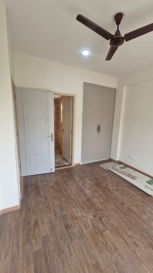 Room in 3 BHK Builder Floor at BPTP Green Oaks, Sector 70a – for Rent