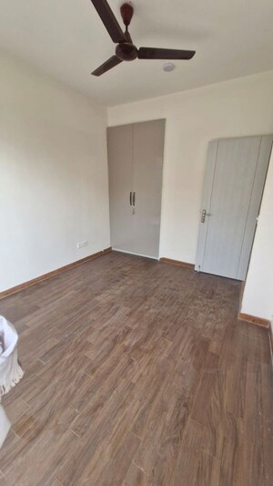 Room in 3 BHK Builder Floor at BPTP Green Oaks, Sector 70a – for Rent