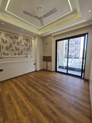 Room in 3 BHK Builder Floor at BPTP Green Oaks, Sector 70a – for Rent