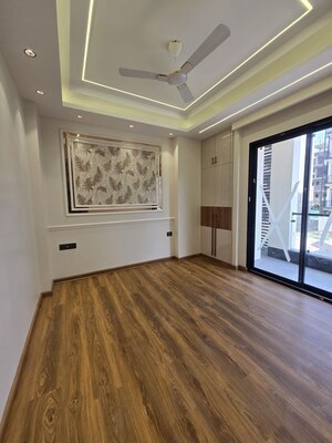 Room in 3 BHK Builder Floor at BPTP Green Oaks, Sector 70a – for Rent