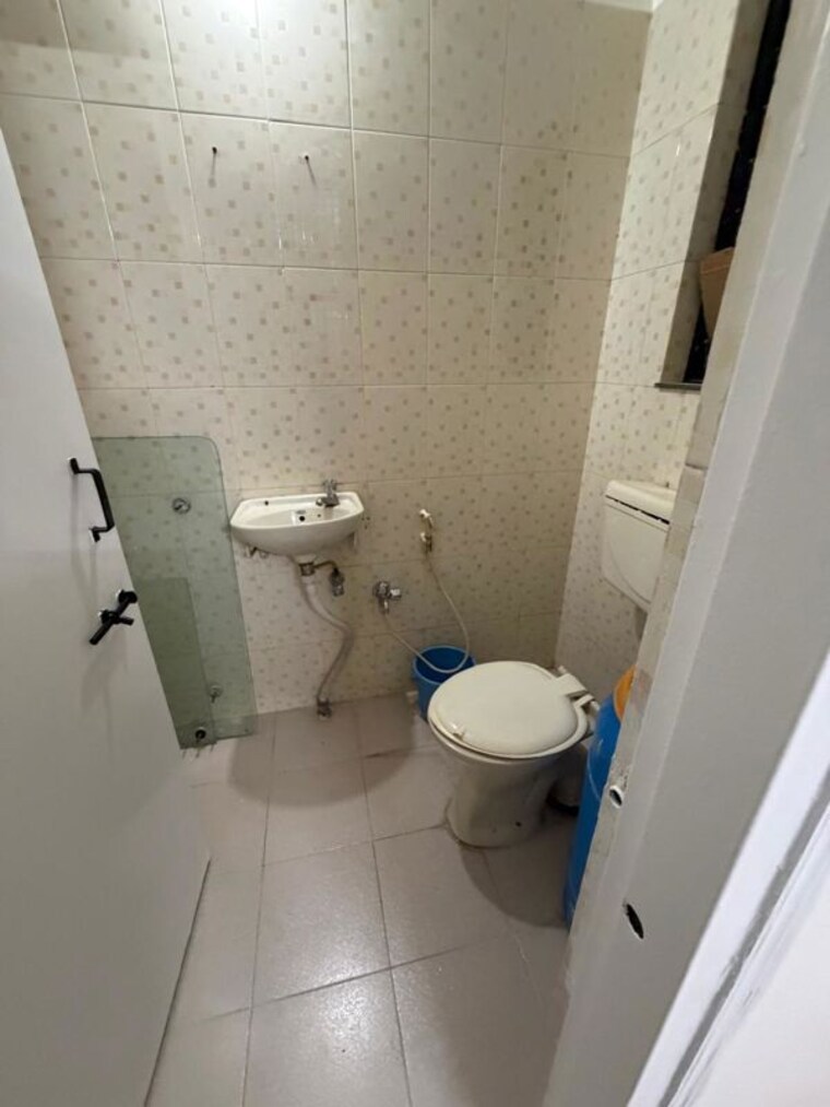 Bathroom, amrut-runwal-paradise 3 Bedroom 1300 Sq.Ft. Apartment In Kothrud Pune 10700157
