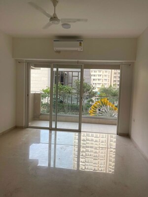 Room in 3.5 BHK Apartment at Kalpataru Radiance, Goregaon West – for Rent