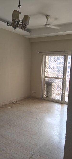 Room in 2.5 BHK Apartment at Mahagun Moderne, Sector 78 – for Rent