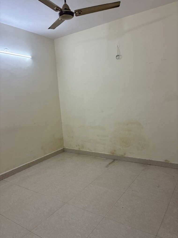 Room, sector 51  300 Sq.Mt. Plot In Sector 51 Noida 10700312