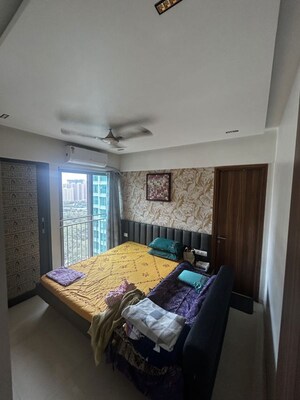 Room in 1.5 BHK Apartment at Kalpataru Parkcity Sunrise, Kolshet Road – for Sale