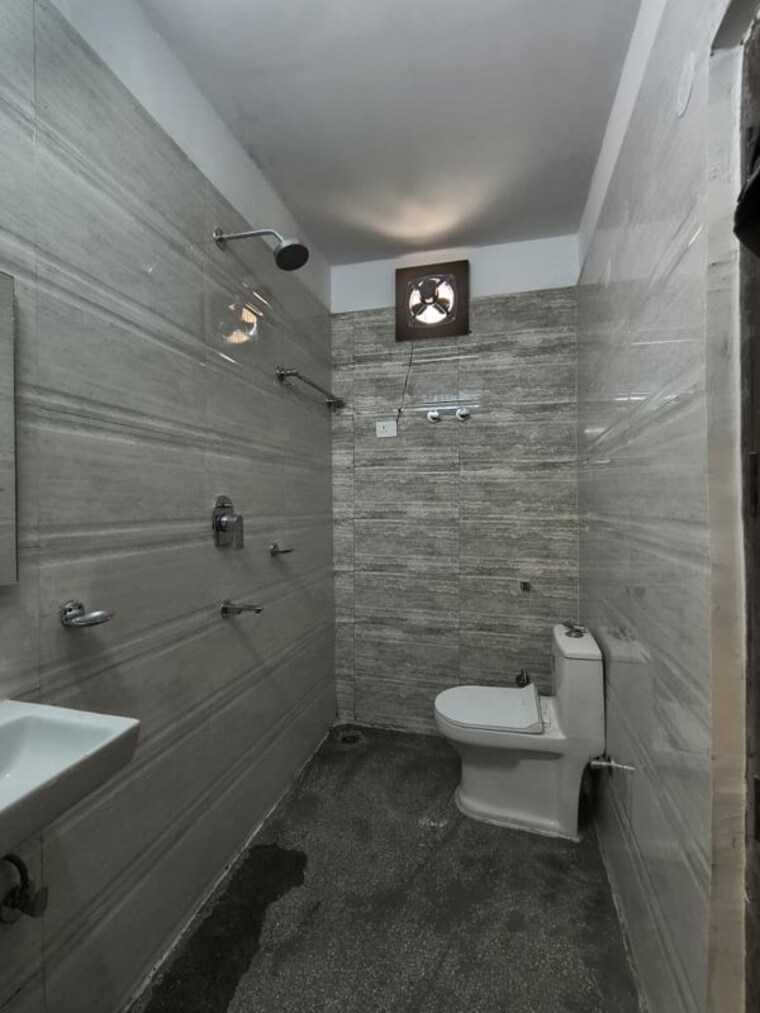 Bathroom, sector 17 3 Bedroom 2300 Sq.Ft. Builder Floor In Sector 17 Gurgaon 10700359