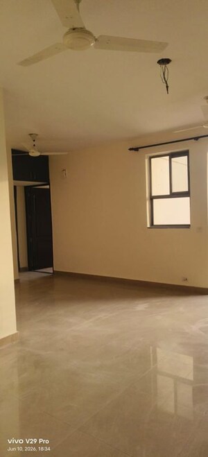 Room in 3 BHK Apartment at Vipul Greens, Sector 48 – for Rent