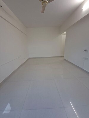 Room in 2 BHK Apartment at Sheth Auris Bliss, Malad West – for Rent