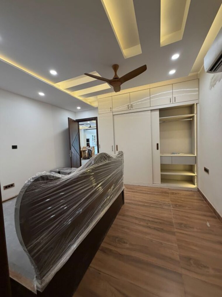  Parking, sector 14 3 Bedroom 2250 Sq.Ft. Builder Floor In Sector 14 Gurgaon 10700477