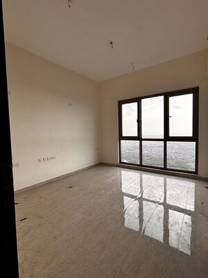 Room in 3.5 BHK Apartment at Sheth Auris Serenity Tower 3, Malad West – for Rent