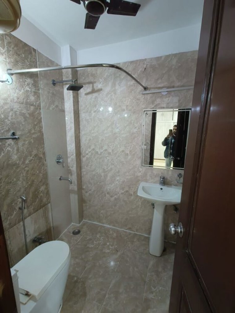 Bathroom, kailash colony 3 Bedroom 170 Sq.Yd. Builder Floor In Kailash Colony Delhi 10700579