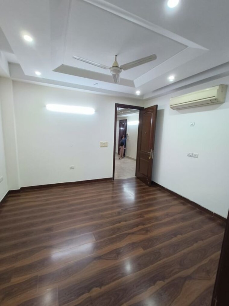Room, kailash colony 3 Bedroom 170 Sq.Yd. Builder Floor In Kailash Colony Delhi 10700579