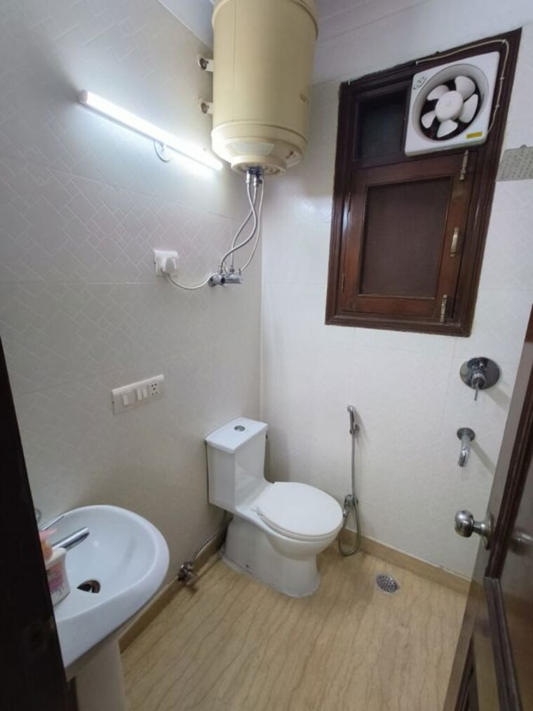 Bathroom, kailash colony 3 Bedroom 170 Sq.Yd. Builder Floor In Kailash Colony Delhi 10700579