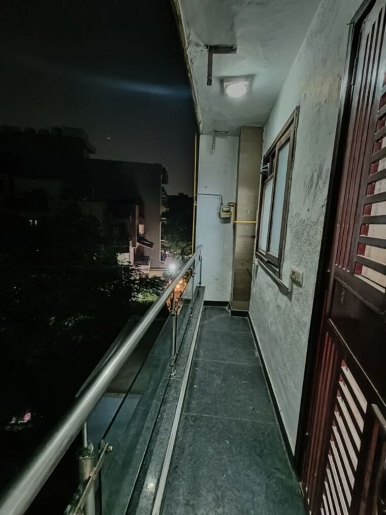 Balcony, kailash colony 3 Bedroom 170 Sq.Yd. Builder Floor In Kailash Colony Delhi 10700579