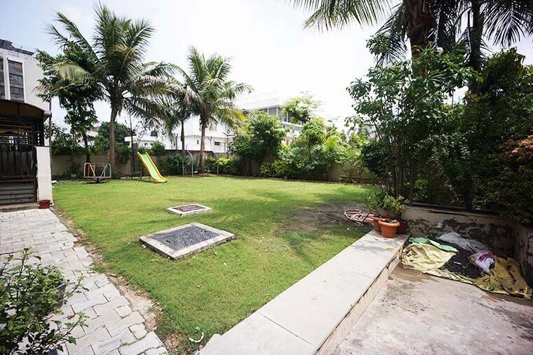 Garden, sola 2 Bedroom 165 Sq.Yd. Apartment In Sola Ahmedabad 10700625