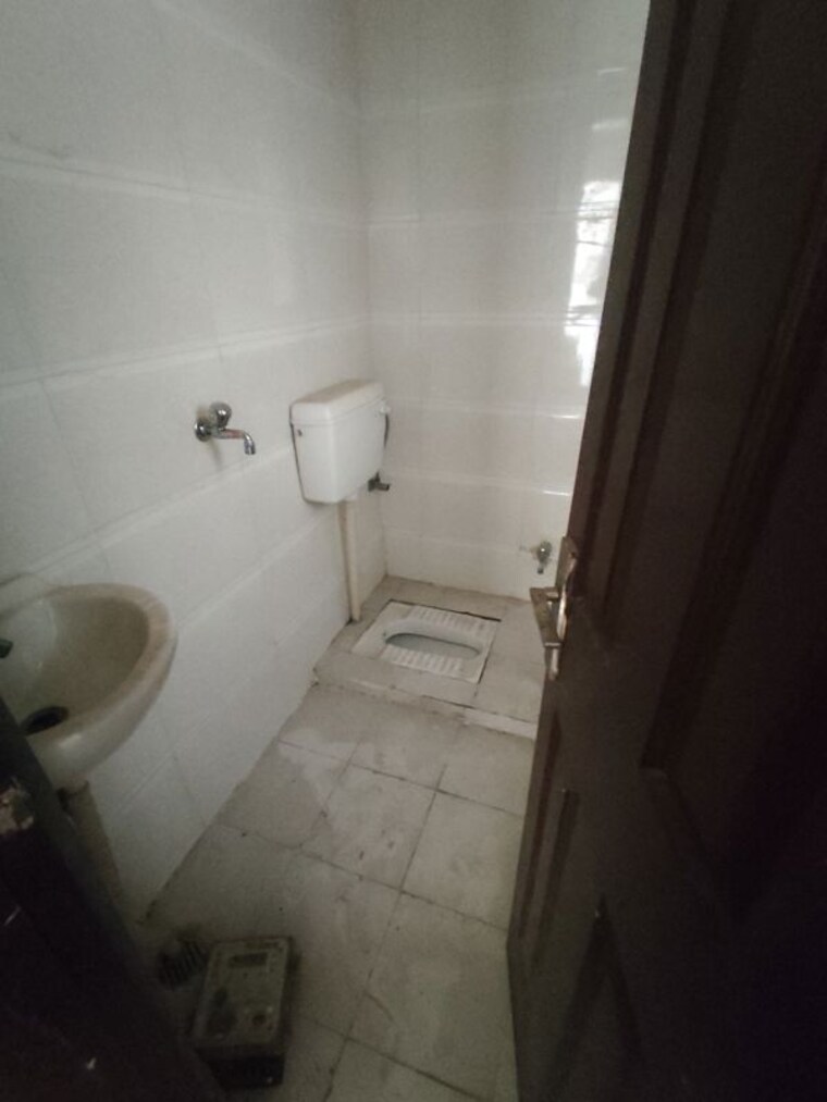 Bathroom, paramount-floraville 3.5 Bedroom 1685 Sq.Ft. Apartment In Sector 137 Noida 10700628