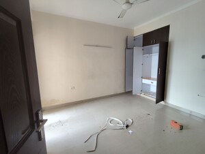 Room in 3.5 BHK Apartment at Paramount Floraville, Sector 137 – for Rent