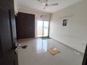 Room in 3.5 BHK Apartment at Paramount Floraville, Sector 137 – for Rent