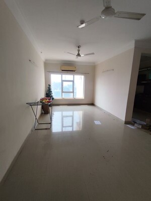 Room in 3.5 BHK Apartment at Paramount Floraville, Sector 137 – for Rent